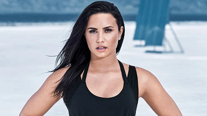 „Sie postete dann eine perfekt getimte Durstfalle“: Demi Lovato war so verzweifelt, die Aufmerksamkeit von Crush Henry Cavill zu erregen, dass sie ihr eigenes Bild als Köder benutzte