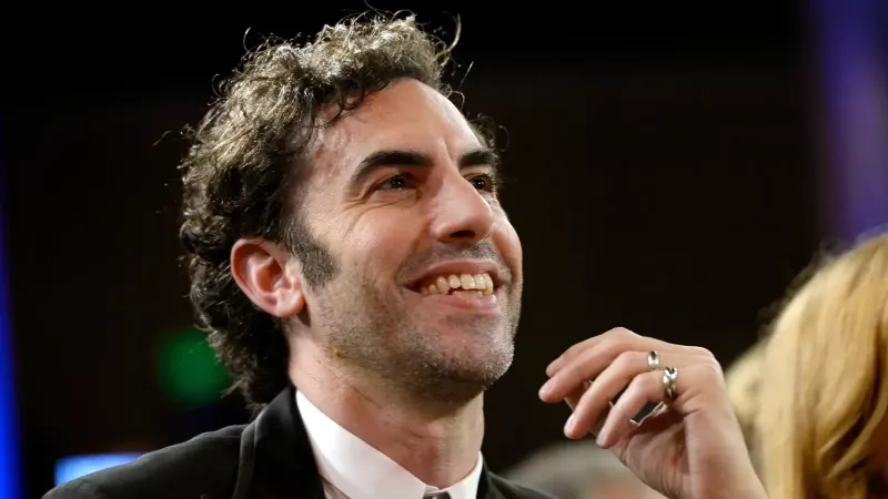La estrella de Borat, Sacha Baron Cohen, engañó a toda una nación y disfrazó una película de $179 millones como una historia de amor dictada por un dictador para escapar de las protestas