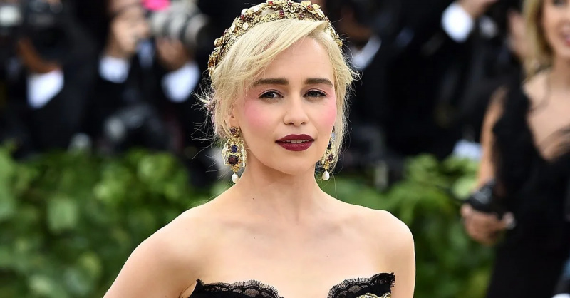 “Eu não estava no casamento real”: a estrela de Game of Thrones Emilia Clarke se torna passivo-agressiva, revela que não foi convidada para o casamento do príncipe Harry-Meghan Markle