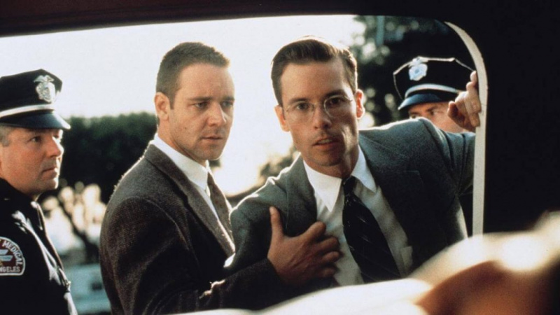   Russell Crowe och Guy Pearce i en stillbild från L.A. Confidential (1997)