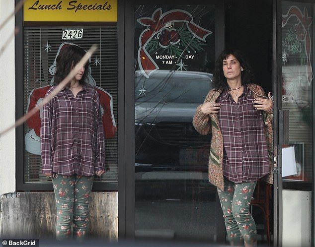 Twinning: Oscar-vinner Sandra Bullock (R) og hennes lookalike stuntdobbel (L) slo seg sammen for å ta en actionscene på Vancouver-settet til hennes Netflix-film uten tittel på tirsdag