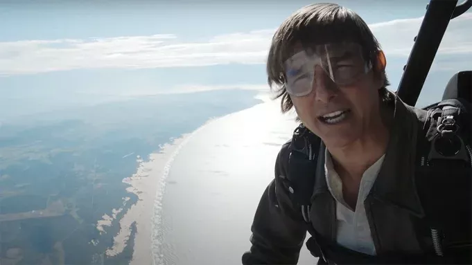   Tom Cruise nekaj trenutkov pred skokom iz letala.