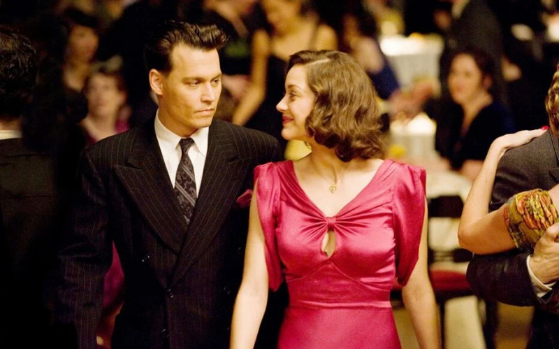 „Ich bin froh, dass ich es bekommen habe“: Keira Knightley musste Johnny Depp anflehen, sie zu küssen, nachdem „The Dark Knight“-Star Marion Cotillard ihn zum besten Küsser Hollywoods gekürt hatte
