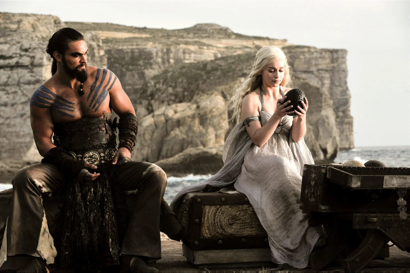   Jason Momoa și Emilia Clarke în Game of Thrones.
