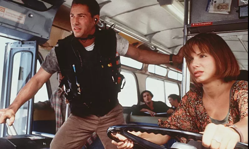   Keanu Reeves in Sandra Bullock v kadru iz Hitrosti