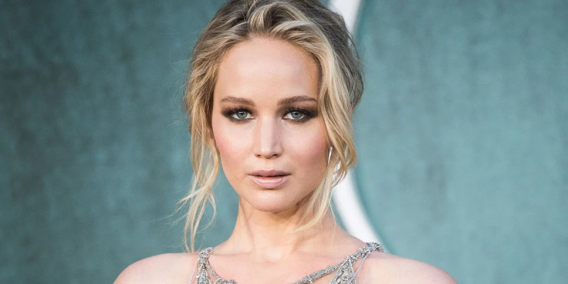 „Jeder wird in gewisser Weise beleidigt sein“: Jennifer Lawrence, die dafür kritisiert wurde, mit einer 19-Jährigen auszugehen, hat eine mutige Botschaft an die „Keine harten Gefühle“-Kritiker
