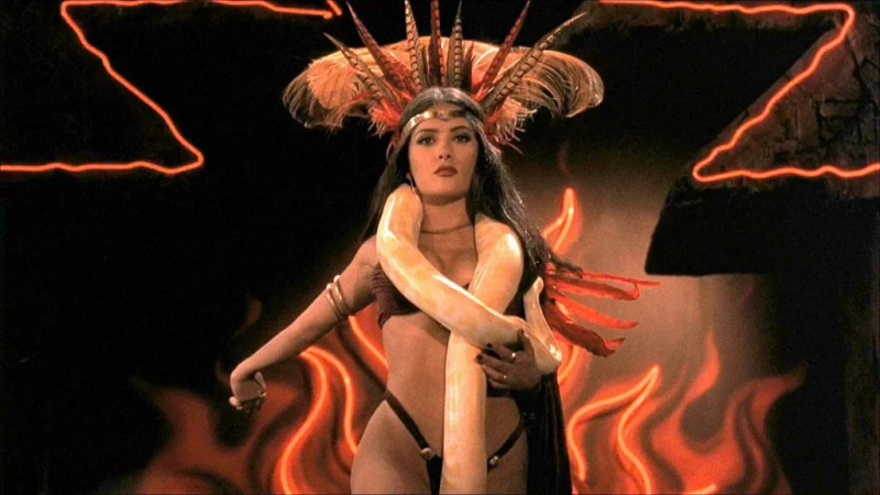 Salma Hayek costretta a ballare con un serpente nel film di George Clooney da 59 milioni di dollari dopo che Quentin Tarantino ha minacciato di sostituirla con Madonna: 'Non posso farlo'