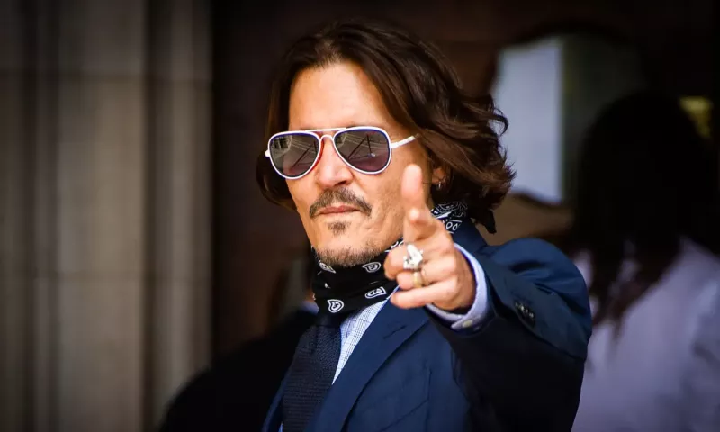  Johnny Depp poseert voor de camera's.