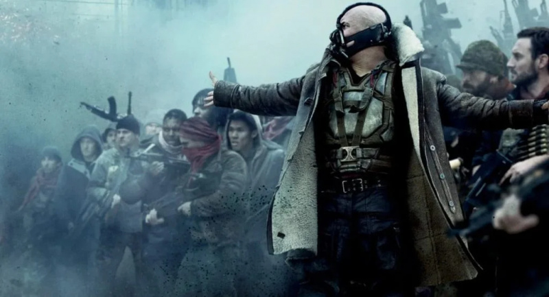   Tom Hardy jako Bane w filmie Mroczny rycerz powstaje (2012).