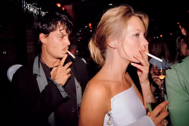   Johnny Depp și Kate Moss la o petrecere