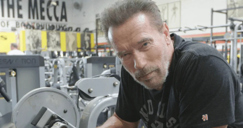   Arnold Schwarzenegger v telocvični