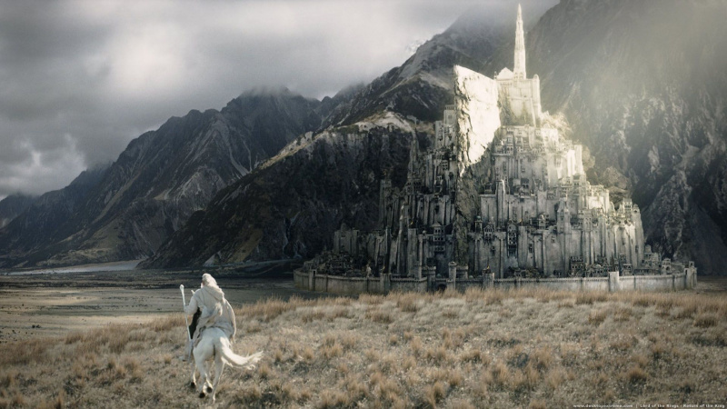   Ian McKellen ako Gandalf jazdiaci smerom k Minas Tirith v Pánovi prsteňov.
