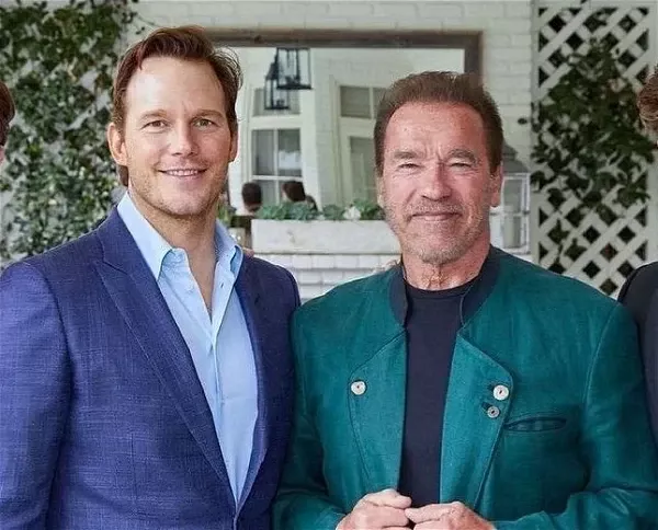   Arnold Schwarzenegger sekä vävy Chris Pratt