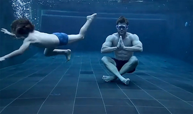   Chris Hemsworth mediterar under vattnet för Moves That Matter-initiativet
