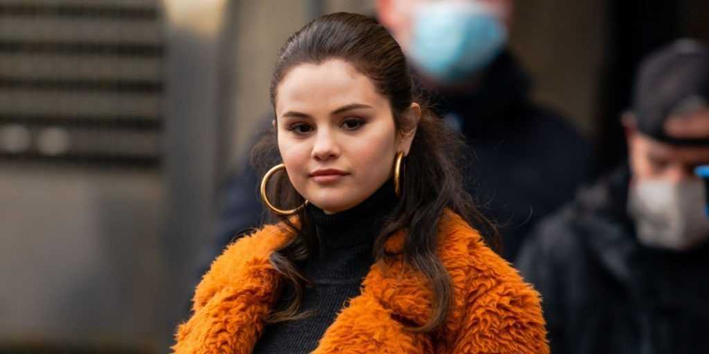 Foto prima e dopo di Selena Gomez: il medico ritiene che Selena Gomez abbia avuto una protesi al seno e diversi interventi di chirurgia plastica per la trasformazione del viso
