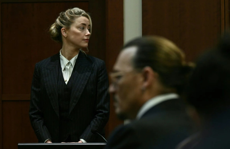   Liście Amber Heard stoją po przesłuchaniu