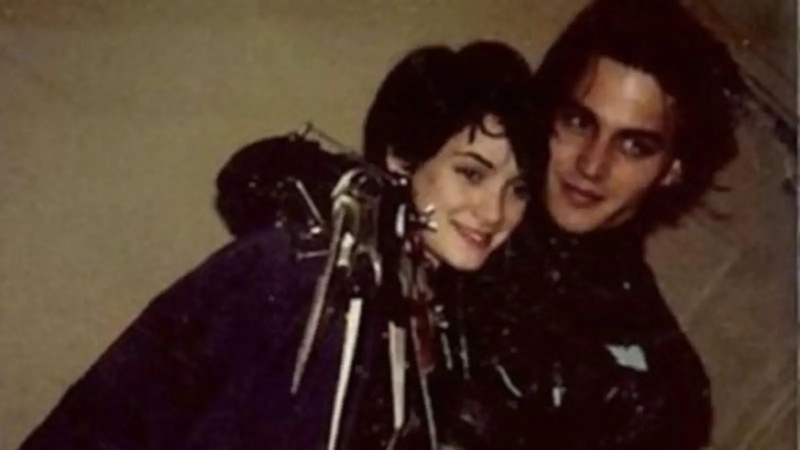   Johnny Depp fotografiado con Winona Ryder en el set de Edward Scissorhands