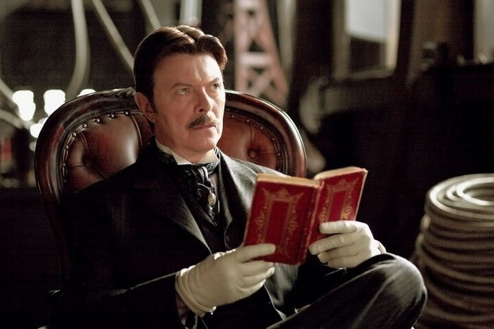   David Bowie dans le rôle de Nicola Tesla dans Scarlett Johansson's The Prestige