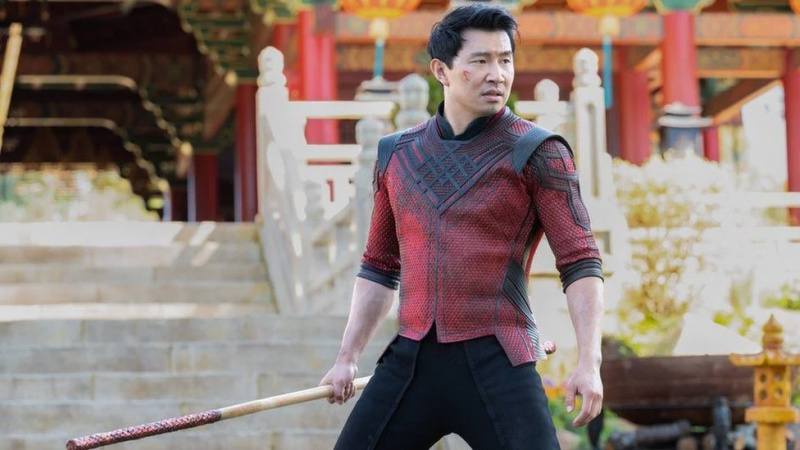   Simu Liu في دور Shang-Chi في Shang-Chi و The Legend of The Ten Rings (2021).