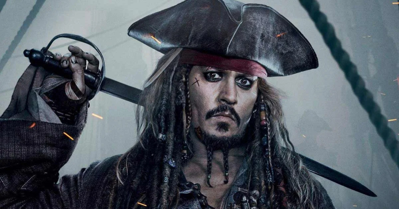 След като заяви, че ще отхвърли предложението от Disney за 300 милиона долара, Джони Деп тайно се завръща като Джак Спароу в „Карибски пирати“, снимките започват скоро в Обединеното кралство
