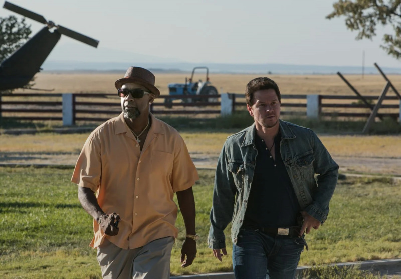   Marks Vālbergs un Denzels Vašingtons filmā Divi ieroči (2013).