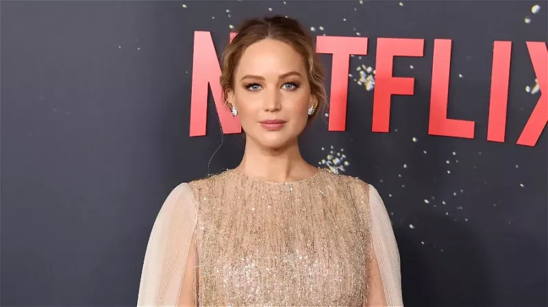 Jennifer Lawrence tunnistab, et kopeeris Christian Bale'i näitlejatrikki, ja ütleb, et ta hirmutaks selliste näitlejatega nagu Robert de Niro ja Daniel Day-Lewis