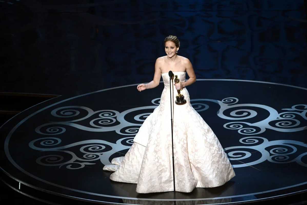 Jennifer Lawrence ha guadagnato $ 15.000.000 per indossare l'abito da tappeto rosso più costoso di sempre nella storia di Hollywood