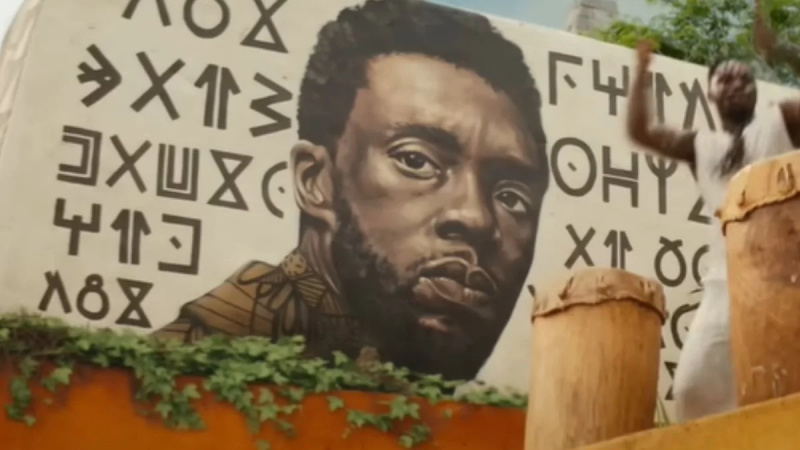   Η Wakanda Forever αποτίει φόρο τιμής στον Boseman T'Challa in universe