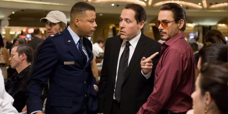   Terrence Howard, Jon Favereau et Robert Downey Jr. dans Iron Man (2008).
