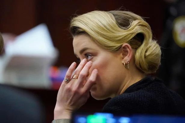   Amber Heard under en rettssak i Fairfax