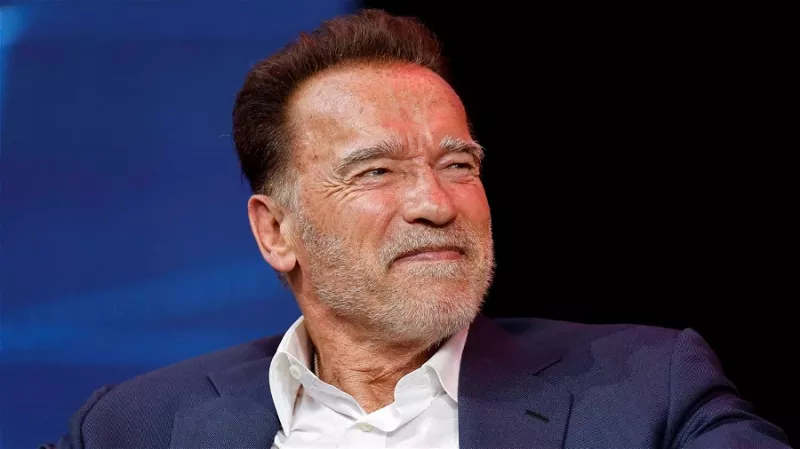 „Wir badeten mit einem Waschbecken und einem Waschlappen“: Der 450-Millionen-Dollar-reiche Arnold Schwarzenegger war so arm, dass er nicht einmal wusste, was eine Dusche ist, bis er eine im Fitnessstudio sah