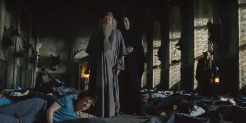   Een still uit de scène waarin Alan Rickman Daniel Radcliffe voor de gek hield