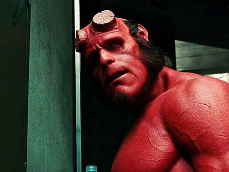 אתחול מחדש של Hellboy בעבודות עם במאי Ghost Rider 2 מצורף לאחר הפלופ האסון של דיוויד הרבור של 55 מיליון דולר