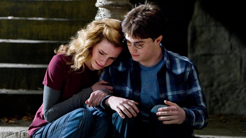   Daniel Radcliffe och Emma Watson i en stillbild från Harry Potter och Halvblodsprinsen