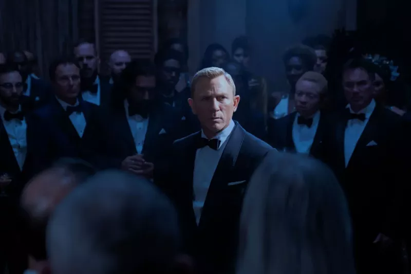   Daniel Craig ako James Bond vo filme Nie je čas zomrieť.
