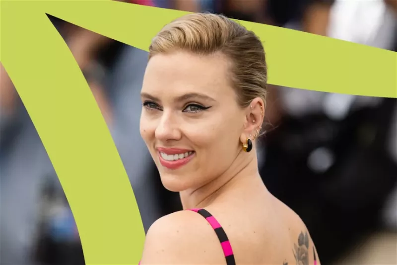 „Este o muncă grea, dar cineva trebuie să o facă”: Scarlett Johansson nu i-a plăcut să se sărute cu actorul Star Wars într-un film de 162 de milioane de dolari, după ce a cerut să nu poarte lenjerie de corp pentru scenă