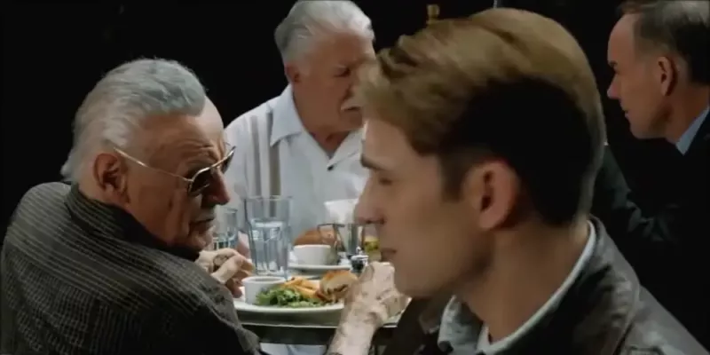   Stan Lee och Chris Evans i en stillbild från The Avengers