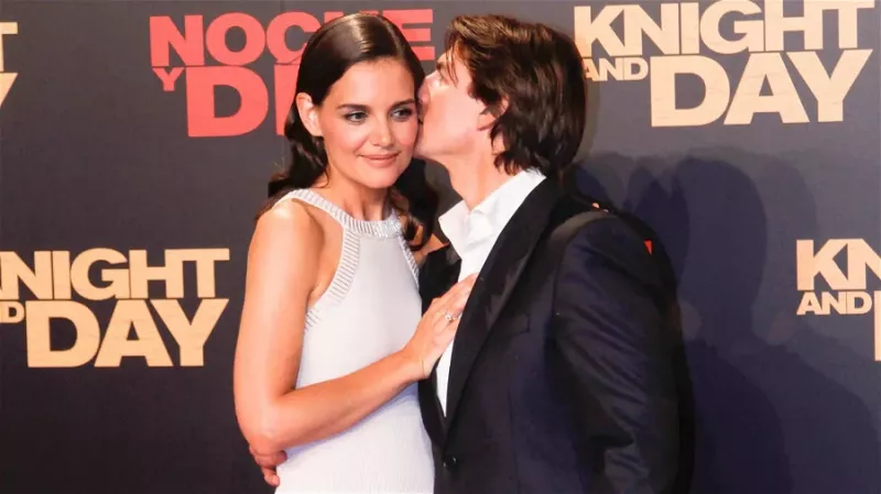 Katie Holmes‘ Verlobungsring von Tom Cruise ist viel mehr wert als ihr „Batman Begins“-Gehalt