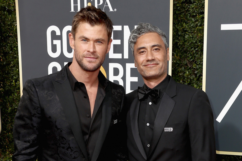   Chris Hemsworth (à esquerda) e Taika Waititi (à direita) no Annual Golden Globe Awards.