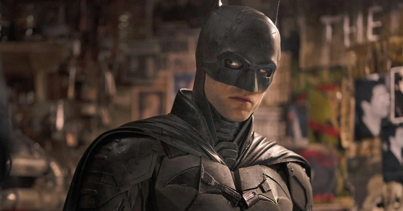   Robert Pattinson A Batmanben és mint A Batmanben (2022).