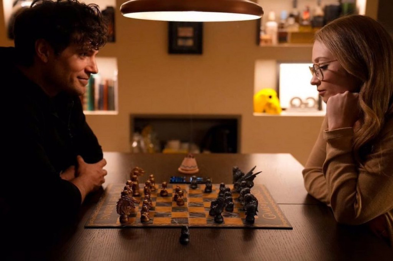   Henry Cavill ir Natalie Viscuso žaidžia šachmatais.