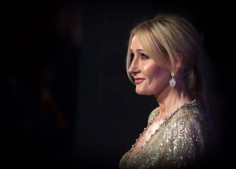 L'autrice di Harry Potter JK Rowling in una nuova polemica mentre blocca le corna con il capo della UK Society of Authors - Joanne Harris