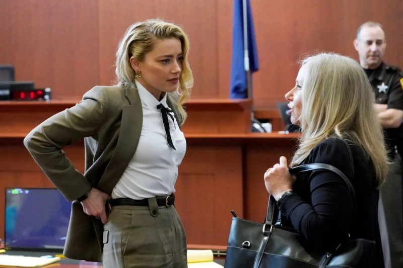   Amber Heard oikeudenkäynnin aikana.