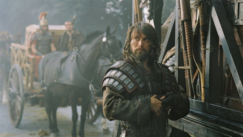   Mads Mikkelsen u filmu Kralj Arthur (2004).