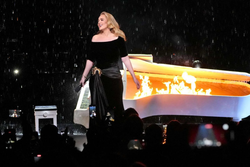   Adele ส่งเสริมตอนจบของ The Walking Dead ด้วยการกล่าวชมซีรีส์ในคอนเสิร์ตของเธอ