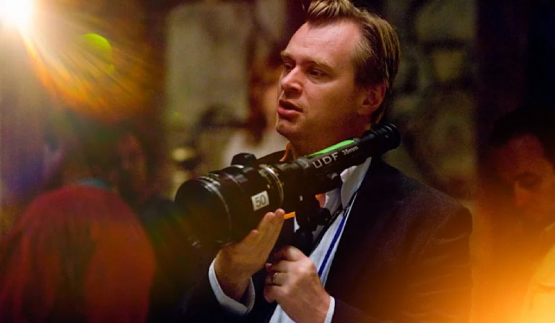 'Jeg vil absolutt være først i køen': Christopher Nolan avslørte at han møtte James Bond-produsenter flere ganger mens franchise ser etter ny 007 etter Daniel Craig