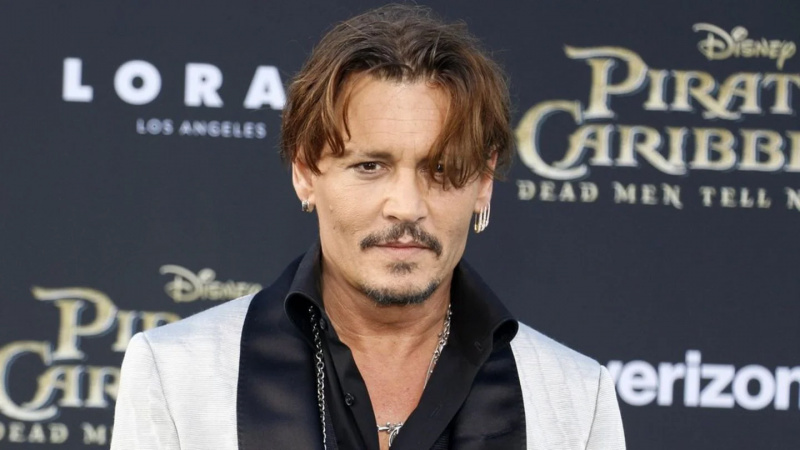 „Er war wirklich ein Trooper über den Trooper“: Johnny Depp weigerte sich, während der Dreharbeiten zu einem 86-Millionen-Dollar-Film Kühlmittel zu verwenden, obwohl Regisseur Tim Burton wegen extremer Hitze ohnmächtig wurde
