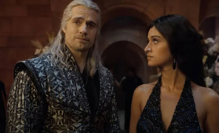   Henry Cavill y Anya Chalotra en The Witcher
