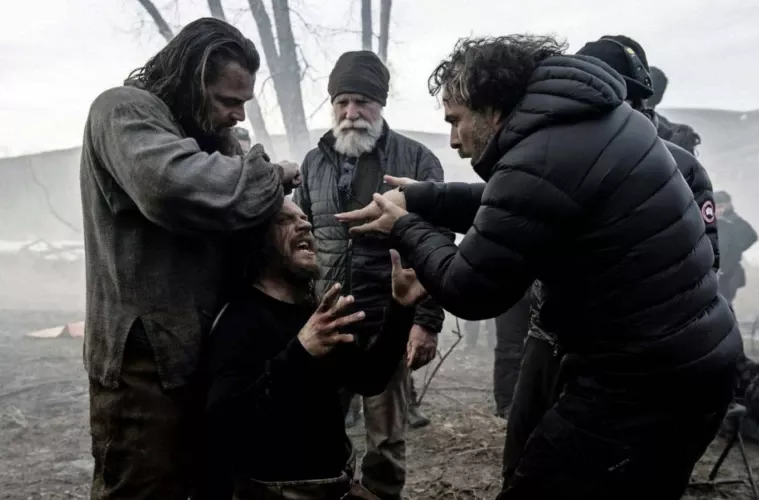   Egy állókép Tom Hardy-tól, aki Alejandro González Iñárrituval birkózik a The Revenant forgatásain