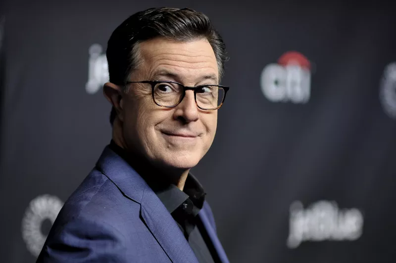 'Novi film o srebrnem deskarju izgleda odlično': voditelj poznega večera Stephen Colbert se norčuje iz fotografije brez majice na plaži Elona Muska